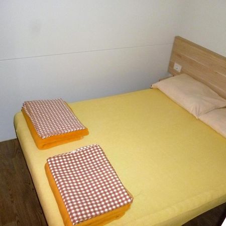 Campsite Pisak - Mobile Homes By The Sea Seline Kamer foto