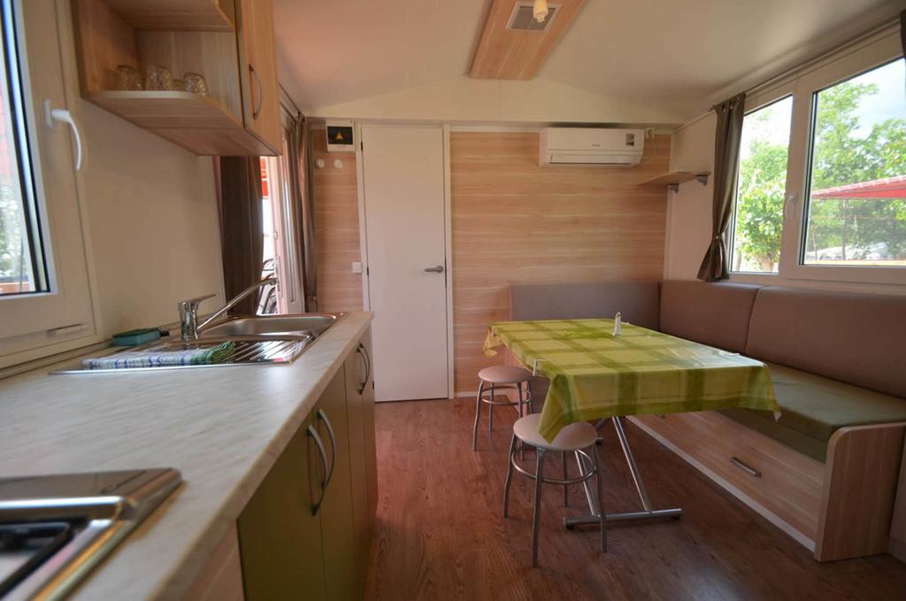 Campsite Pisak - Mobile Homes By The Sea Seline Kamer foto